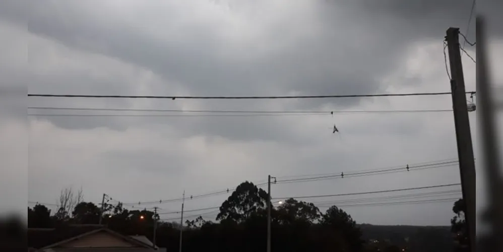 Imagem ilustrativa da imagem Forte temporal atinge Campos Gerais