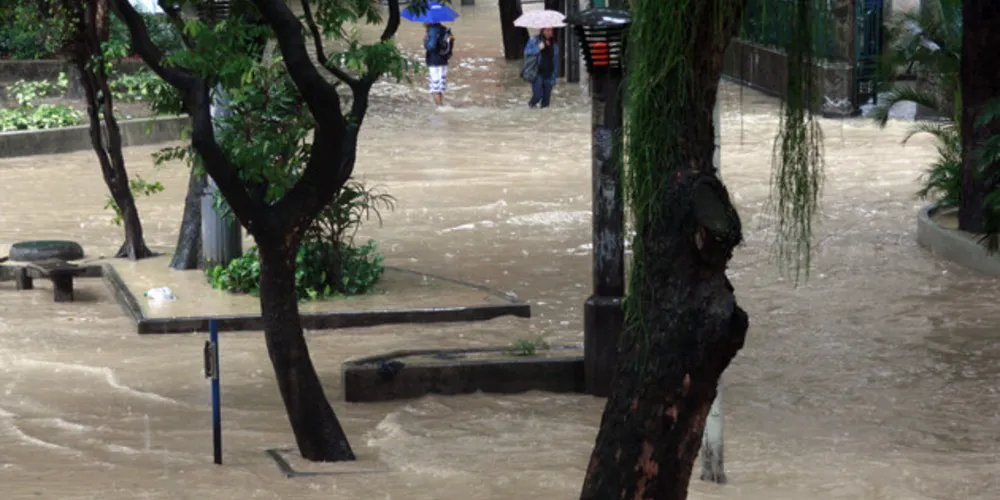 A chuva deve ficar entre 50 e 100 milímetros por dia, enquanto os ventos vão variar entre 60 e 100 km por hora