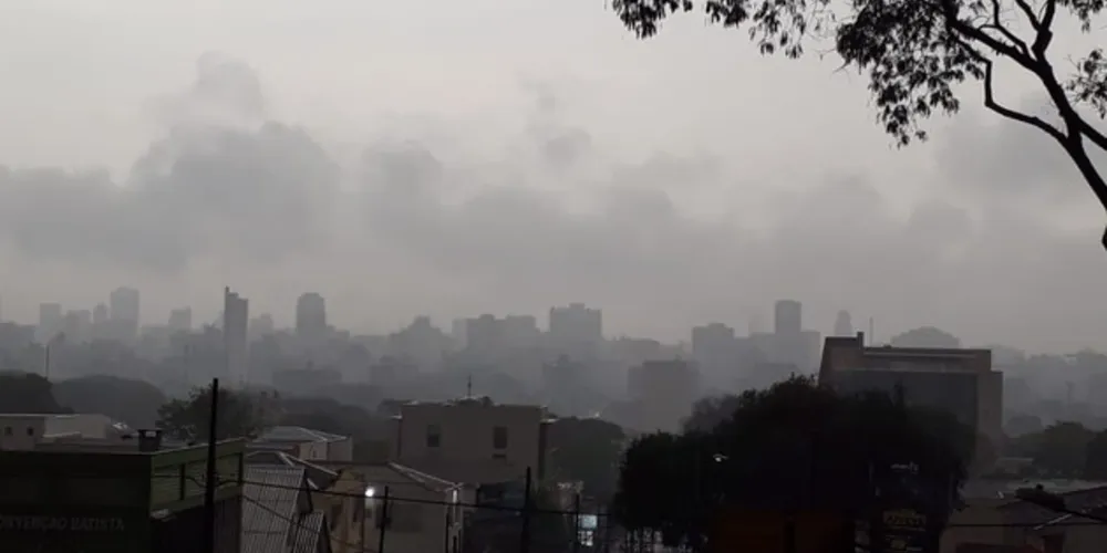 Por volta das 10 h desta quinta o céu escureceu em Curitiba