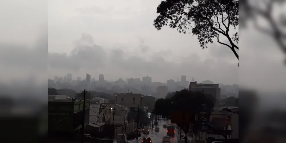 Por volta das 10 h desta quinta o céu escureceu em Curitiba