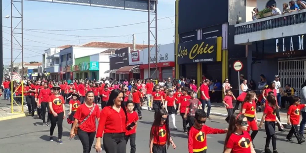 Imagem ilustrativa da imagem ‘Os Incríveis’ é tema de escola em desfile cívico