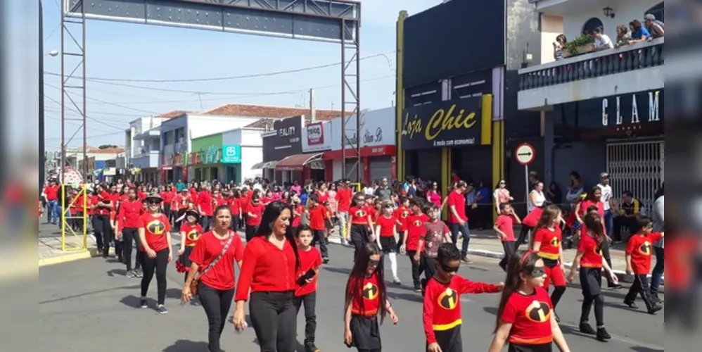 Imagem ilustrativa da imagem ‘Os Incríveis’ é tema de escola em desfile cívico