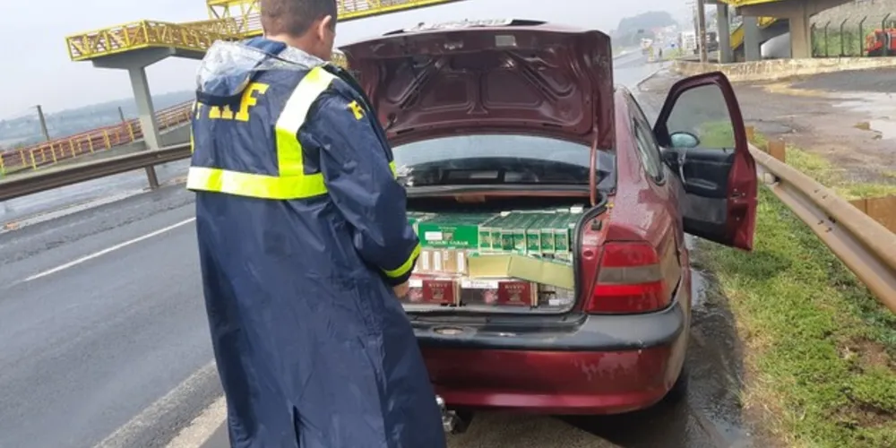 Ao todo a equipe de policiais encontrou 400 pacotes de cigarros, totalizando 4 mil maços

