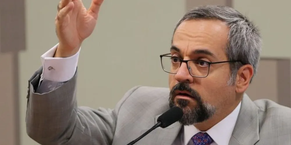 O ministro Abraham Weintraub disse que a maior oferta de vagas no ensino a distância é uma “tendência nacional e mundial” 