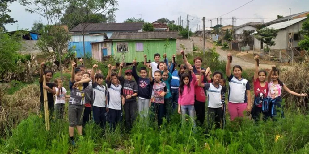 Imagem ilustrativa da imagem Ação de alunos busca limpeza de córrego em Tibagi