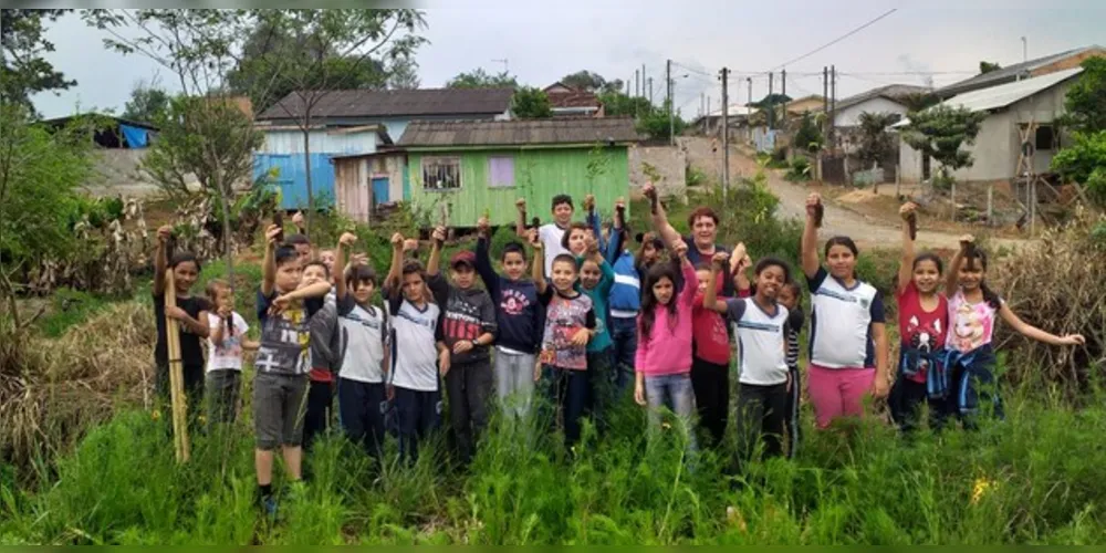 Imagem ilustrativa da imagem Ação de alunos busca limpeza de córrego em Tibagi