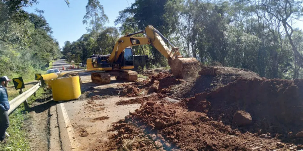 O trecho sofreu avarias por conta de um deslizamento de terra que atingiu a região

