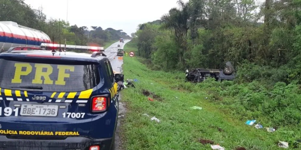 O veículo seguia sentido Palmeira para Guarapuava quando em trecho em reta veio a descontrolar-se