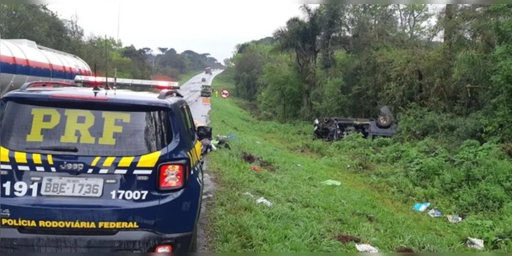 O veículo seguia sentido Palmeira para Guarapuava quando em trecho em reta veio a descontrolar-se