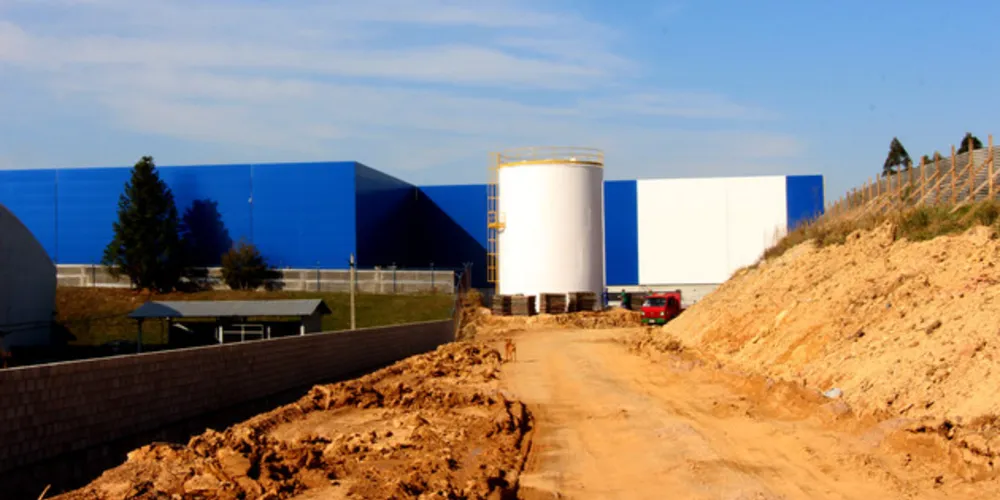Empreendimento é edificado na Avenida Souza Naves, sentido centro. Construção terá 12,5 mil m², sendo 5,5 mil na área de vendas
