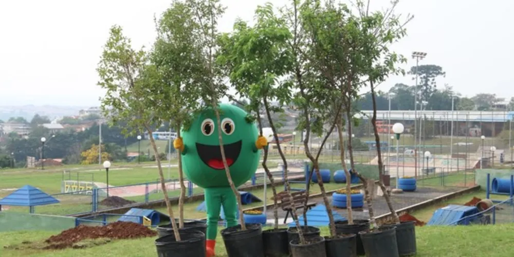 Secretaria deu andamento ao projeto de arborização nas áreas que compõem o Parque Linear para celebrar a data; local já conta com 263 árvores

