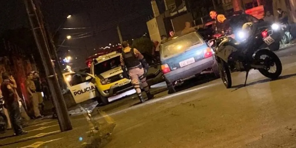 Uma confusão iniciada na Vila Coronel Claudio, com disparos de tiro e uma pessoa ferida, terminou em perseguição e acidente