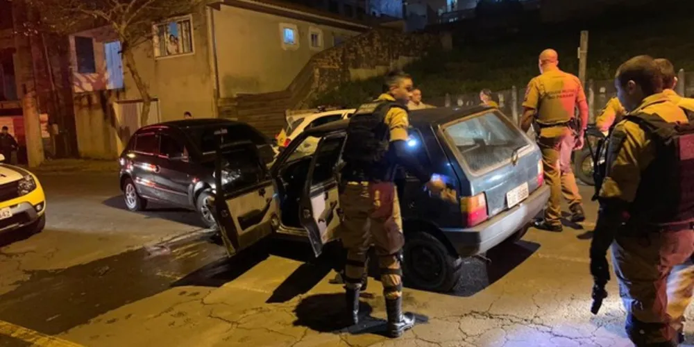 Veículo usado na fuga foi abordado após bater em outro carro na Rua Afonso Celso