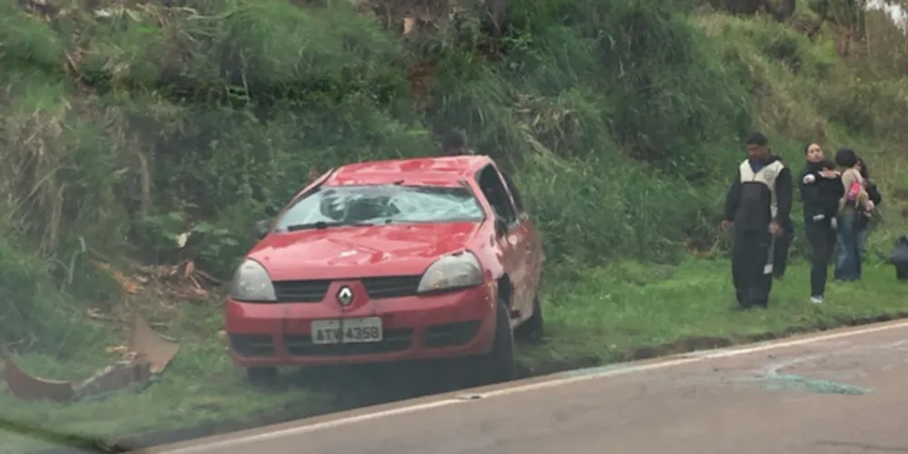 Imagem ilustrativa da imagem Carro capota após colisão na PR-151 em PG