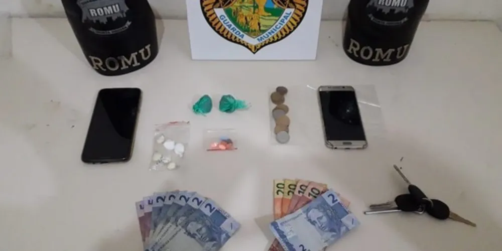 Equipe avistou um carro andando pelo bairro Costa Rica com as luzes apagadas, resolveu parar e encontrou dois jovens com cocaína, maconha e ecstasy