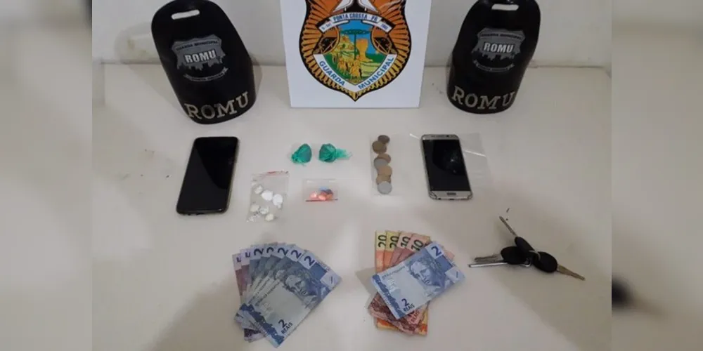 Equipe avistou um carro andando pelo bairro Costa Rica com as luzes apagadas, resolveu parar e encontrou dois jovens com cocaína, maconha e ecstasy