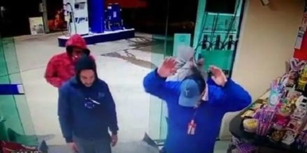 Os criminosos levaram o dinheiro do caixa e produtos da tabacaria do estabelecimento