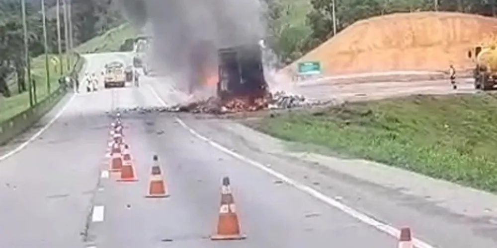 Imagem ilustrativa da imagem Caminhão carregado com frango pega fogo na BR-376