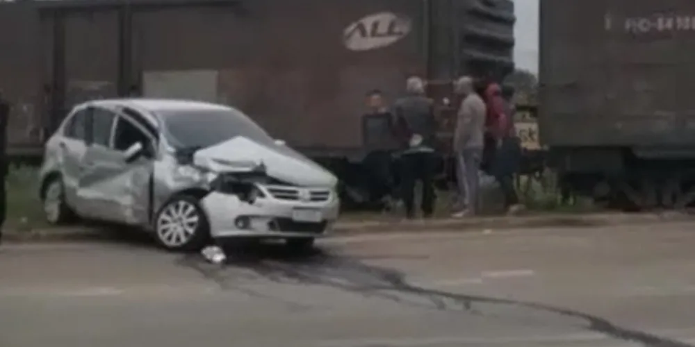 Imagem ilustrativa da imagem Automóvel colide com trem na Vila Borato