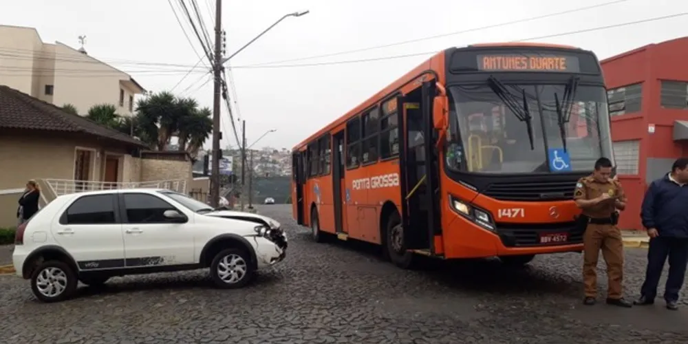 Imagem ilustrativa da imagem Automóvel colide com ônibus na Ronda