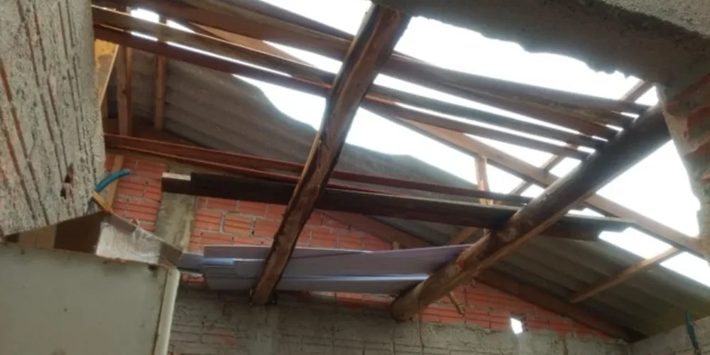 Casas atingidas tiveram telhados destruídos pelos fortes ventos