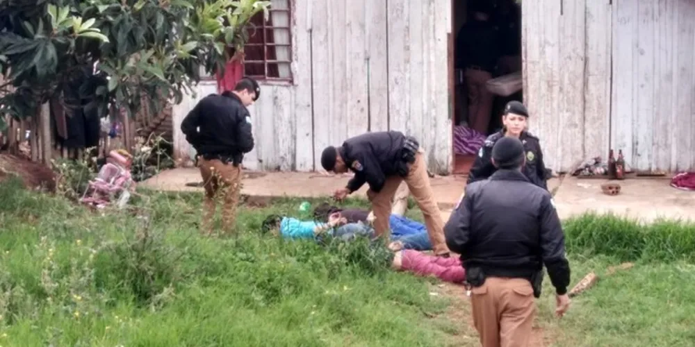 Os autores teriam cometido um roubo em uma imobiliária no centro de Castro e acabaram fugindo sentido Carambeí