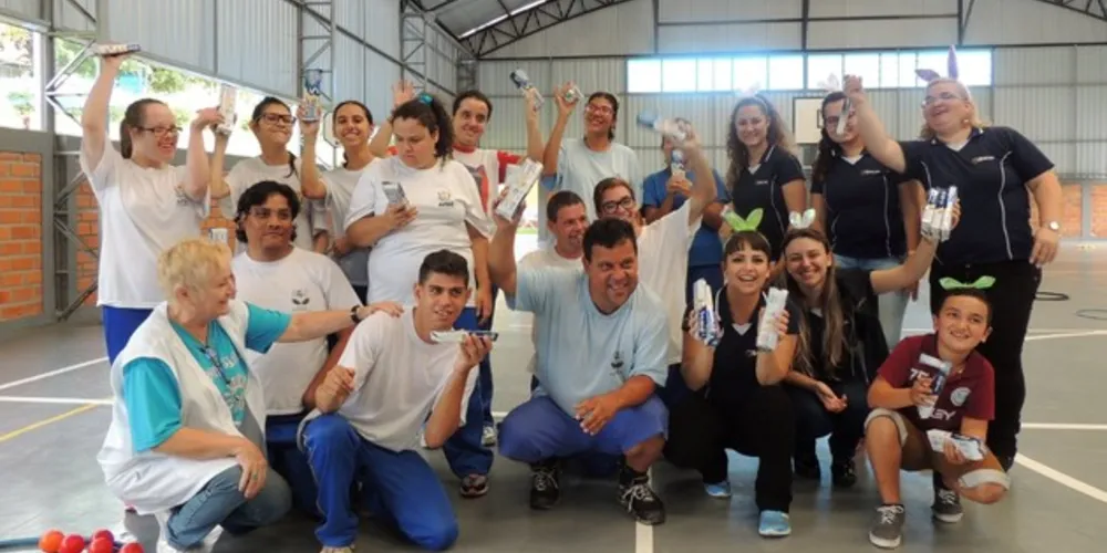 UniSecal realizando entrega de doces durante a 'Páscoa Solidária