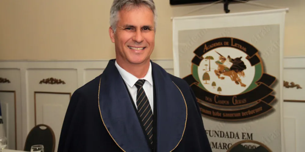 Luiz Fernando Cheres é Membro Fundador da Academia de Letras dos Campos Gerais
