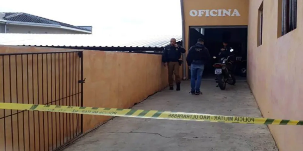 Dois bandidos morreram. Um policial também foi baleado.