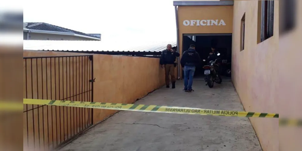 Dois bandidos morreram. Um policial também foi baleado.