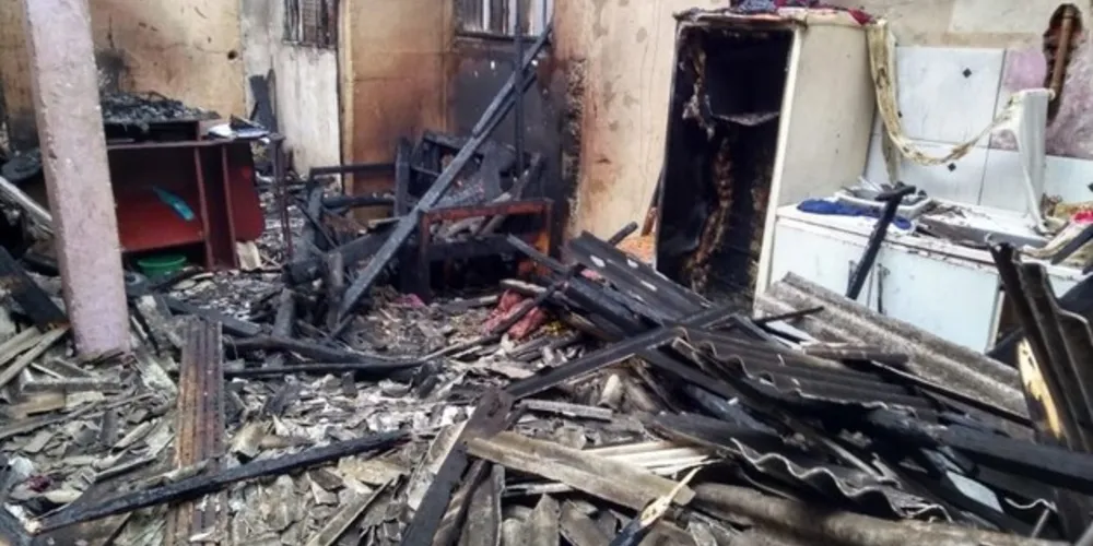 A situação aconteceu na manhã desta terça-feira (24) e, segundo a vítima, de 30 anos, que morava na casa junto com os três filhos, o suspeito tentou colocar fogo nela também.