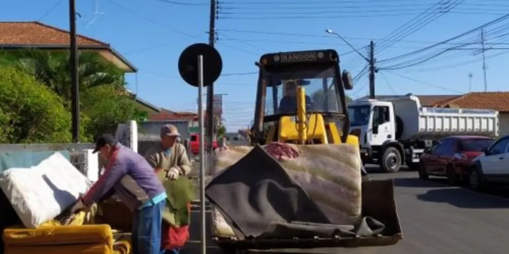 Município foi gravemente atingido por uma tempestade que causou estragos em mais 2 mil casas

