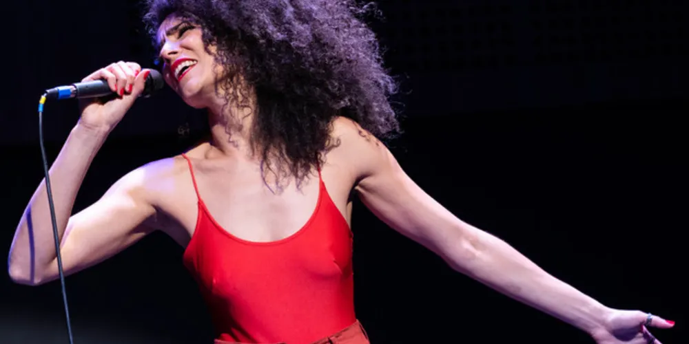 O show apresenta as experimentações de ritmos e possibilidades sonoras na fusão entre música orgânica e recursos eletrônicos