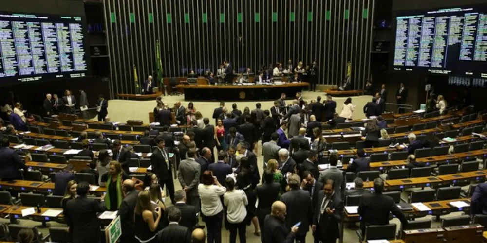 Sessão conjunta com deputados e senadores aconteceu na noite dessa terça-feira(24)