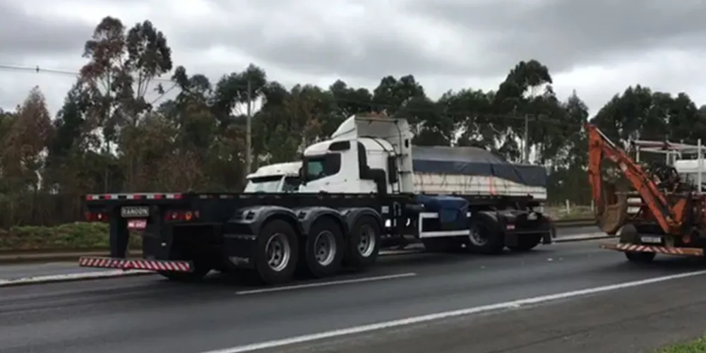 Imagem ilustrativa da imagem Caminhão sai da pista e bloqueia faixas da BR-376