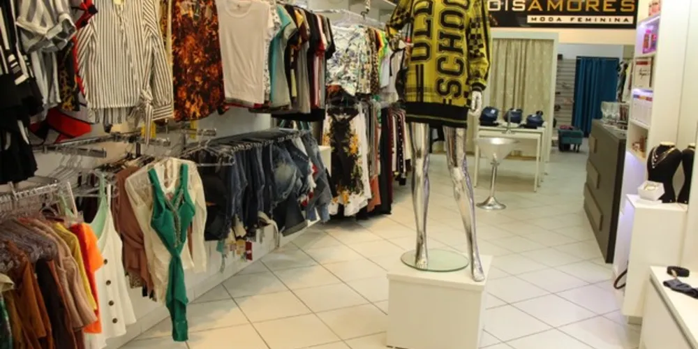 A loja traz roupas para moda masculina e feminina, bijux, calçados, perfumes, cremes e maquiagem