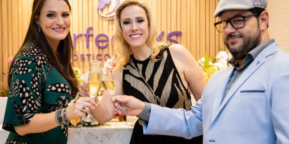 Na última quinta-feira(19), foi inaugurada a clínica Perfectus. Evidenciamos no registro os sócios  Thais Vilas Boas, Ieda Kaiut e Marcelo Pedro Alcântara. A Clínica é especializada em todos os tipos de exames de ultrassonografia e consultas especializadas na área de medicina fetal.
Na última quinta-feira (19), foi inaugurada a clínica Perfectus. Evidenciamos no registro os sócios Thais Vilas Boas, Ieda Kaiut e Marcelo Pedro Alcântara. A Clínica é especializada em todos os tipos de exames de ultrassonografia e consultas especializadas na área de medicina fetal.
A Clínica Perfectus está trazendo serviços inéditos para Ponta Grossa com um atendimento médico especialista em medicina fetal no seu corpo clínico além de oferecer atendimento Home Care que consiste na realização de exames em domicílio para pacientes acamados, em pós-operatório ou que tenham dificuldades em se deslocar até a clínica.