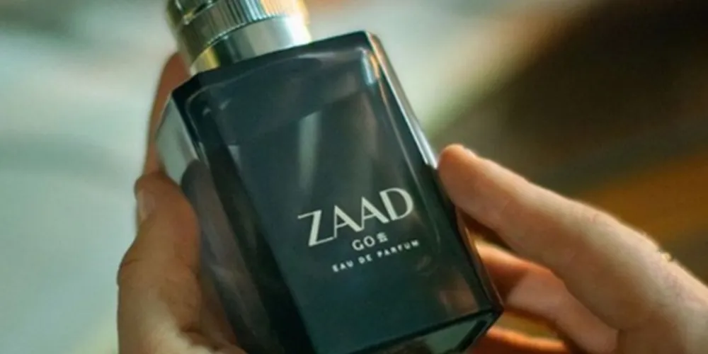 Esse frescor reenergizante do fruto chinês é combinado com a intensidade das madeiras e do âmbar, numa verdadeira obra de arte