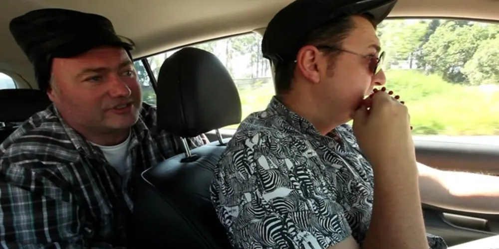 Frame de "Carro de Praça", vídeo que integra a série "Ponta-grossês". Na imagem, os atores Sérgio Baroncini e Rodrigo Czekalski