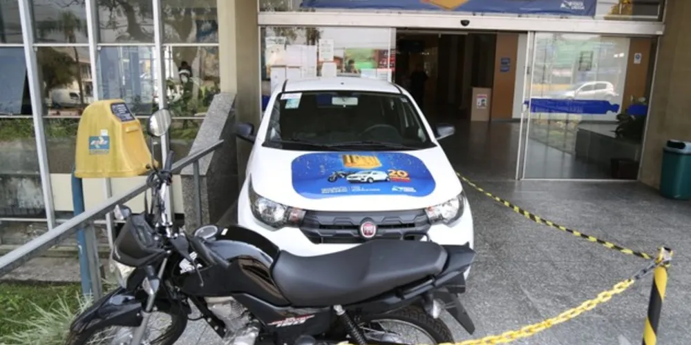 Premiação principal terá um Fiat Mobi 0 km e uma motocicleta Honda CG 160 0 km. Veículos estão expostos na prefeitura