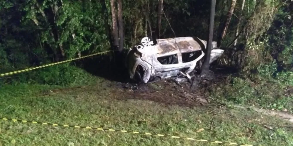 Imagem ilustrativa da imagem Carro capota, pega fogo e motorista morre em Irati