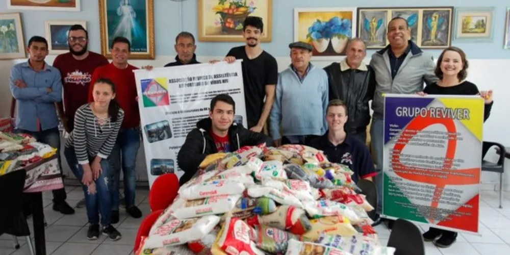 Os alunos realizaram a entrega dos alimentos nessa terça-feira (24)