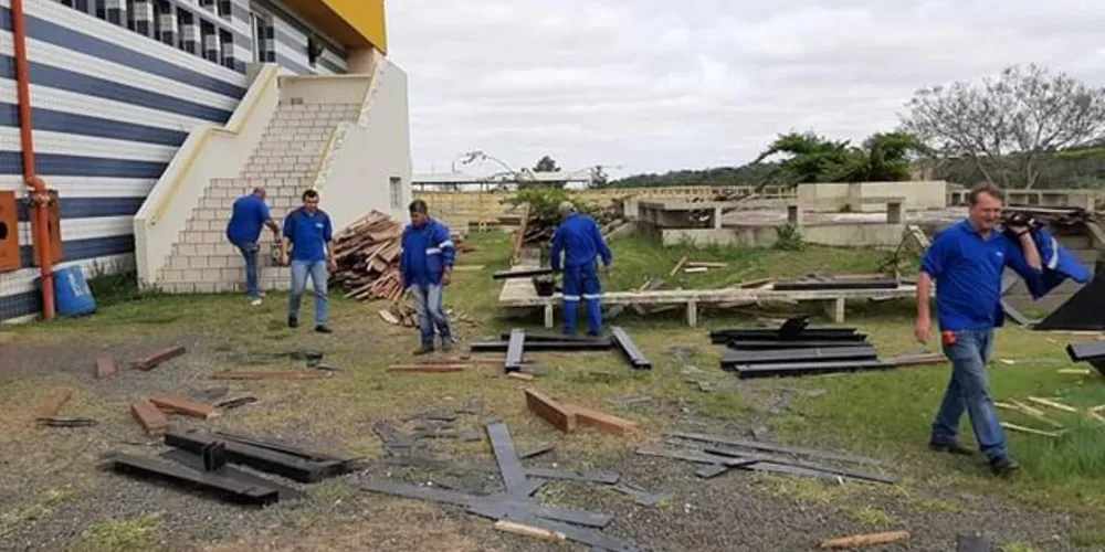 Os reparos são executados pela Agência de Fomento de Ponta Grossa (Afepon), Companhia Pontagrossense de Serviços (CPS) e Secretaria Municipal de Obras e Serviços Públicos (SMOSP)