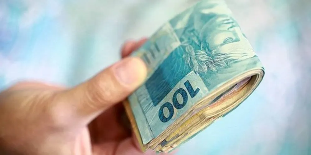 Após entregar o dinheiro ao casal de golpistas, ela entrou no veículo dos farsantes e foi deixada em um dos bairros de Maringá.