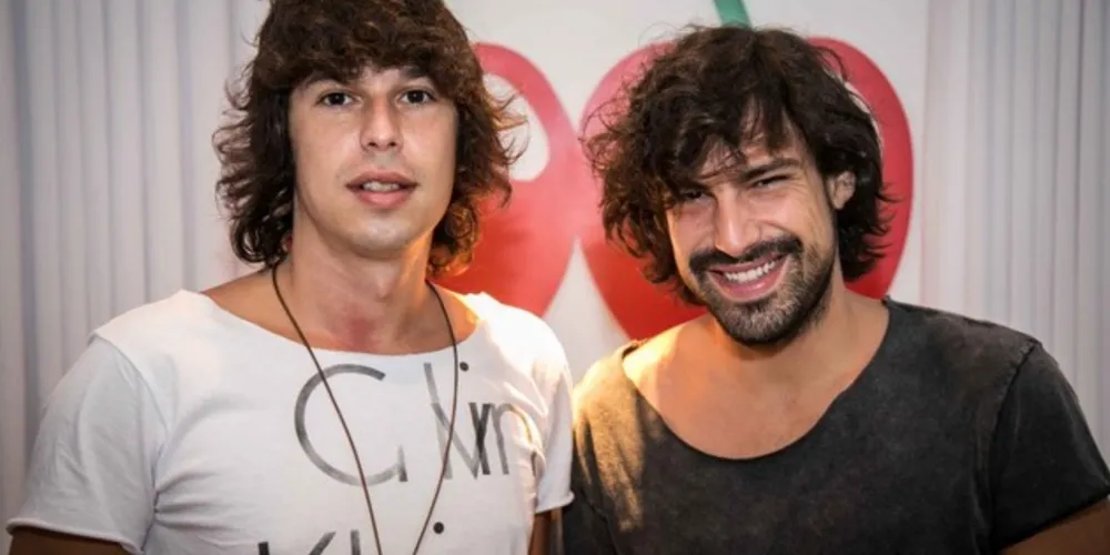 O duo já se apresentou em países como Alemanha, Inglaterra, Holanda, Espanha, França, Portugal, Irlanda, Croácia, além de grandes festivais como Rock in Rio, Loolapalooza, Ultra Music e EDC