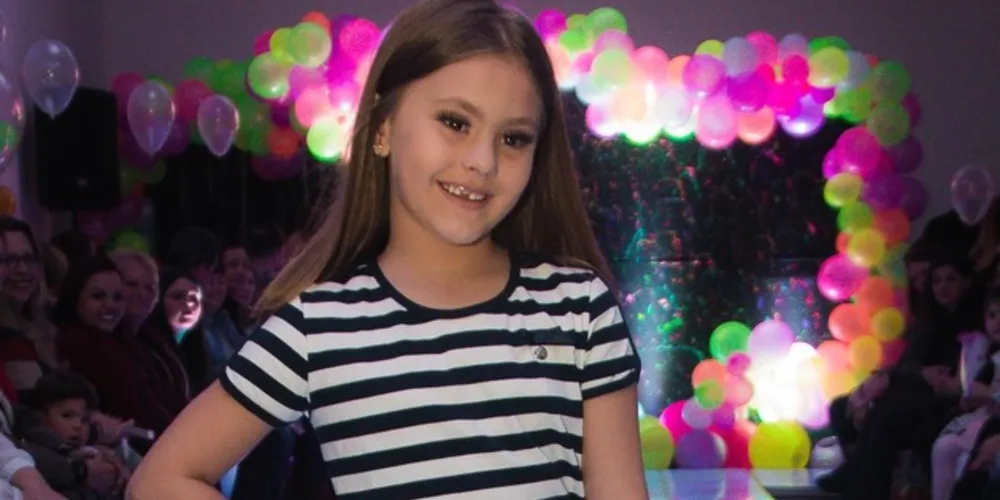 Valentina Generoso mostrando toda sua graça na passarela