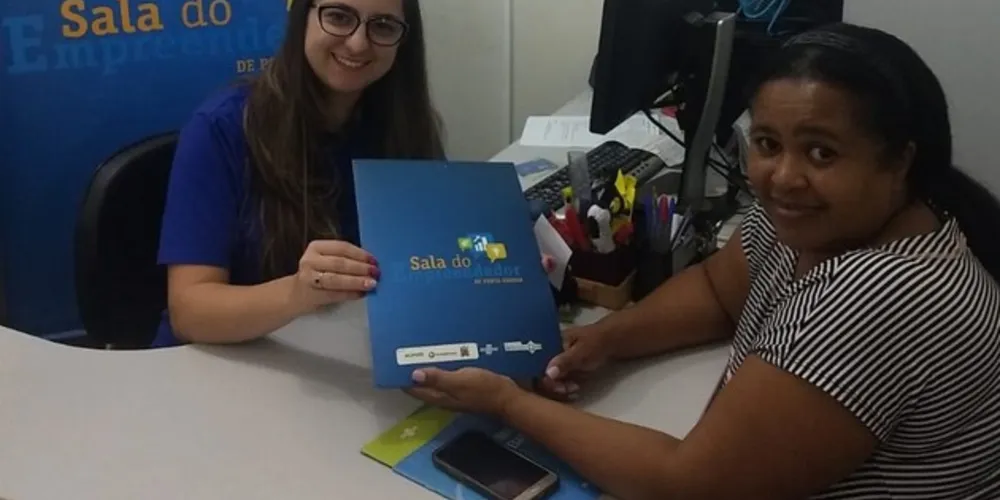 A empreendedora Rosângela do Espírito Santo formalizando seu negócio no Cras 31 de Março
