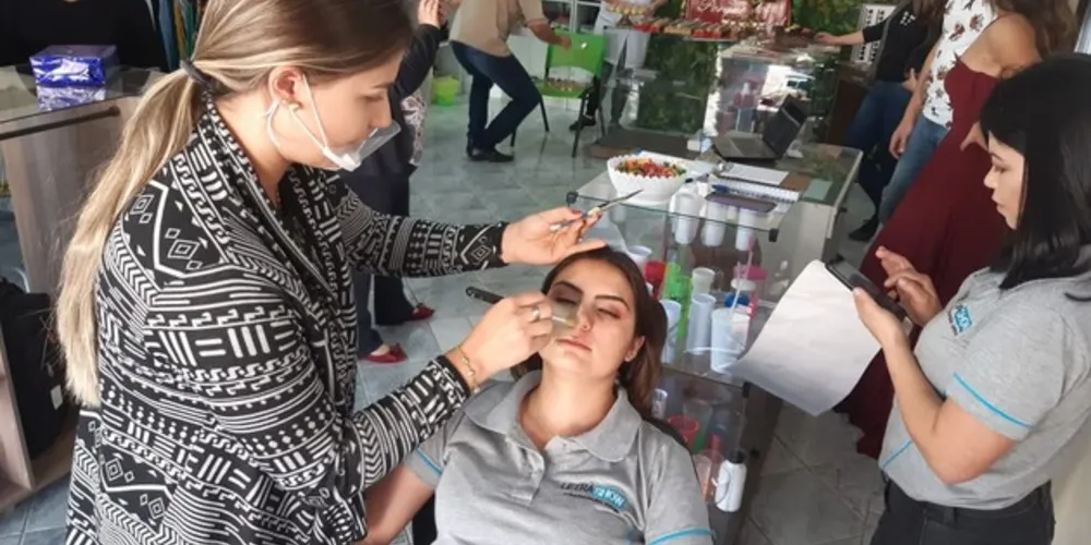 Serão aproximadamente 20 estandes com diferentes produtos e serviços