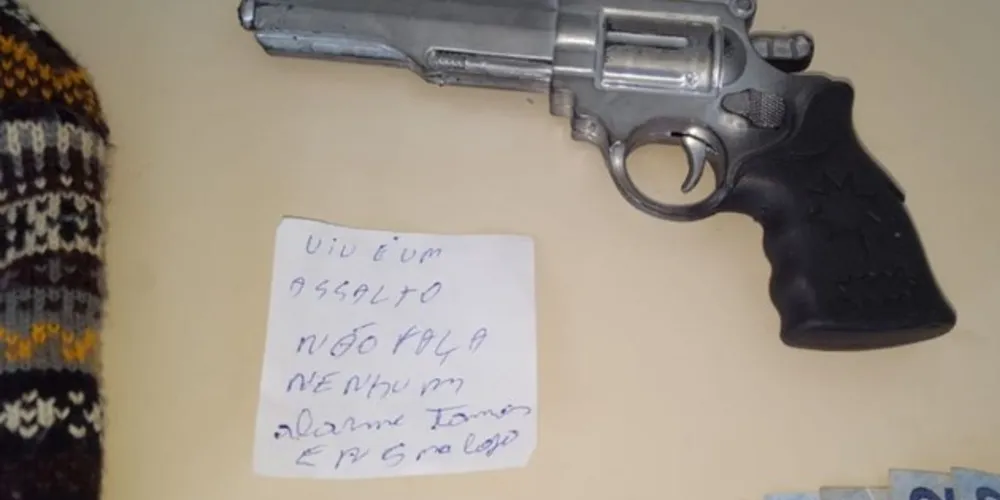 Arma de brinquedo, bilhete e dinheiro foram apreendidos pela Polícia Militar