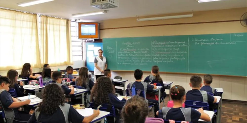 Garantindo os 200 dias letivos, as aulas começam no dia 5 de fevereiro, uma quarta-feira, e encerrarão em 17 de dezembro. A maior novidade é que o Calendário será organizado em trimestres para todas as escolas estaduais, padronizando os períodos de avaliação para toda a rede estadual de ensino

